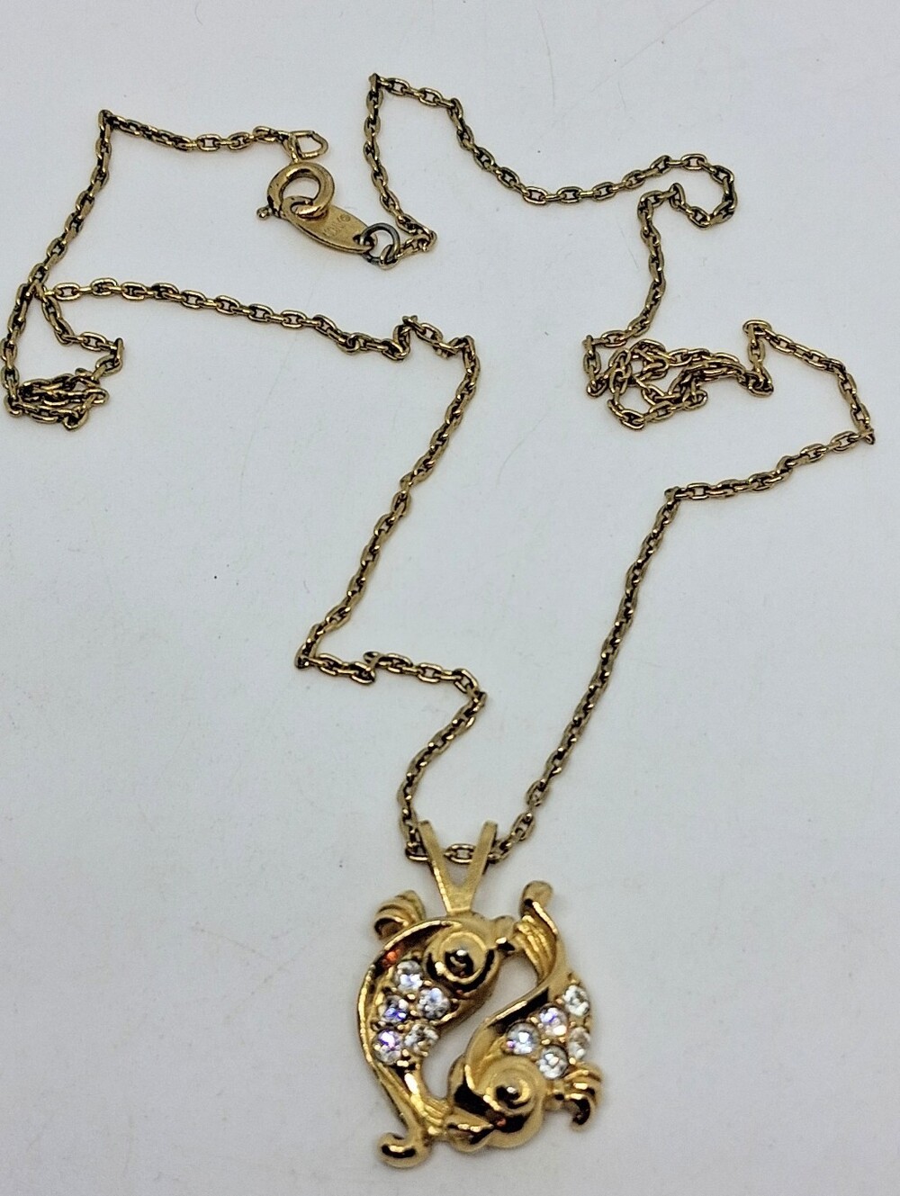 * Vintage Avon Pisces Zodiac Fish Horoscope Gold Tone With Rhinestones Necklace